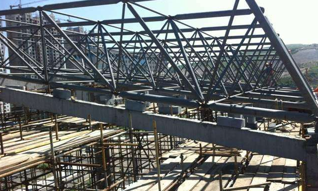 重庆简述网架公司的黑色压型钢板的吊装步履